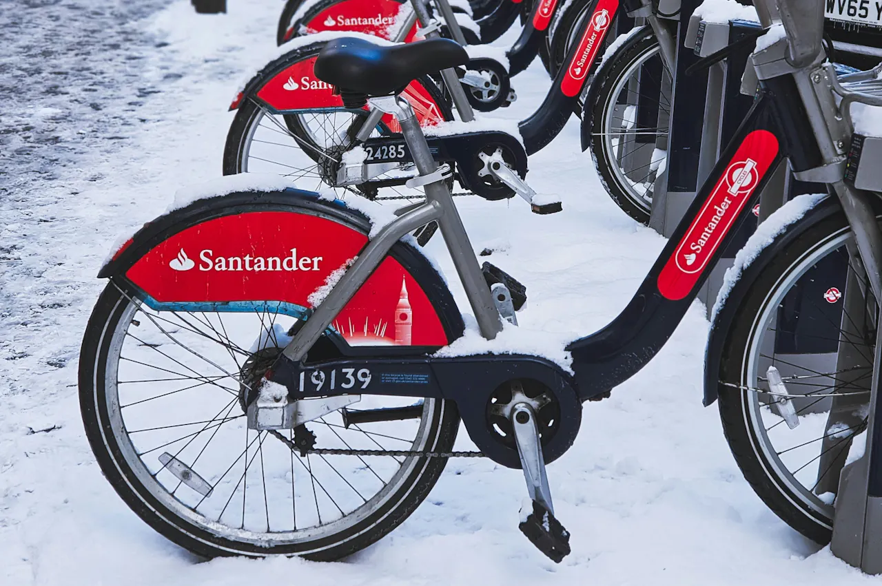 As bank branches close, digital community marketing strategies take center stage As bank branches close, digital community marketing strategies take center stage