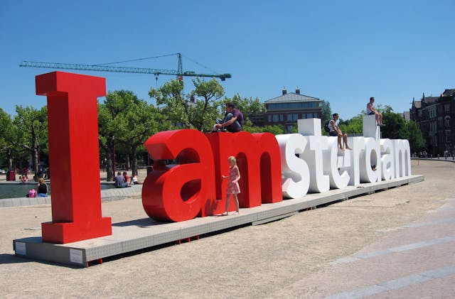 (illustration 2: iamsterdam-abri-02 + Iamsterdam_05) (illustration 2: iamsterdam-abri-02 + Iamsterdam_05)