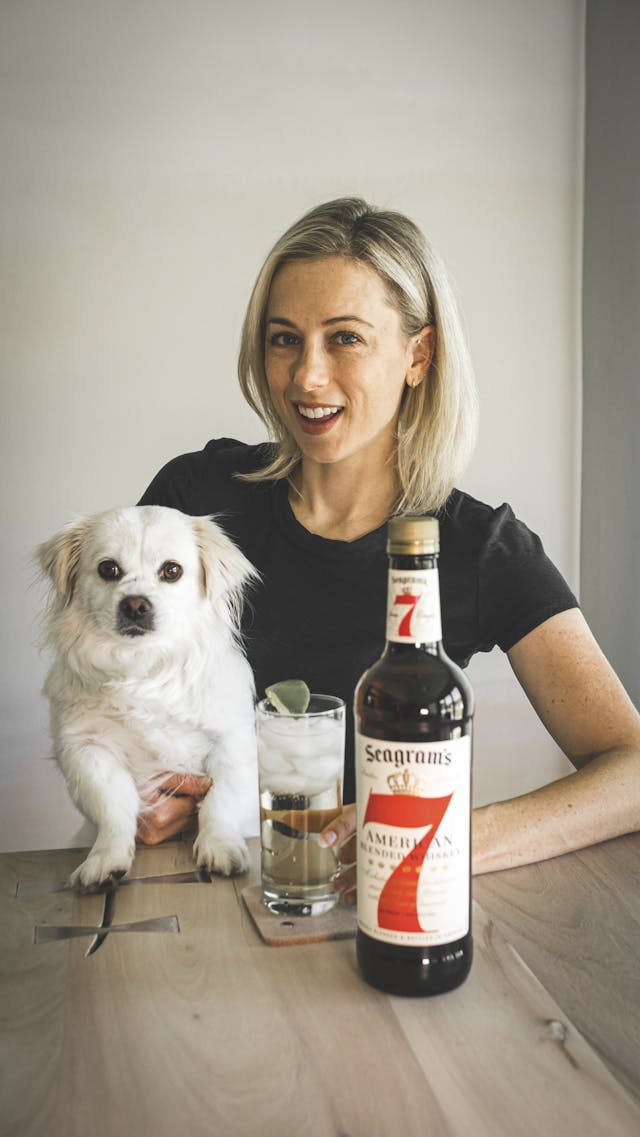 iliza shlesinger poses with seagram's 7 whiskey