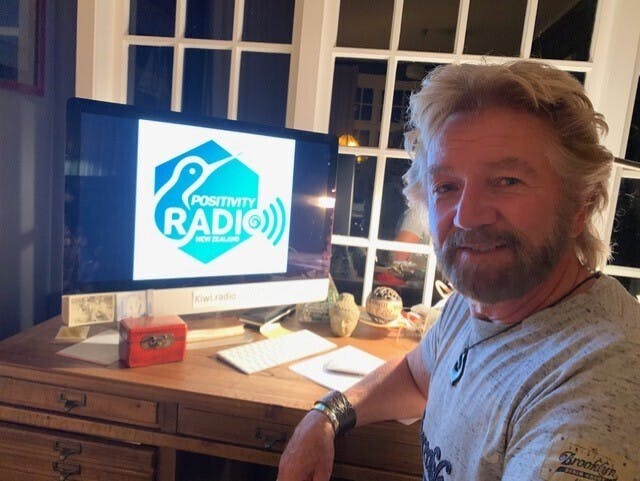 Noël Edmonds et la Radio Néo-Zélandaise en 2024 : Un Retour Triomphal ?