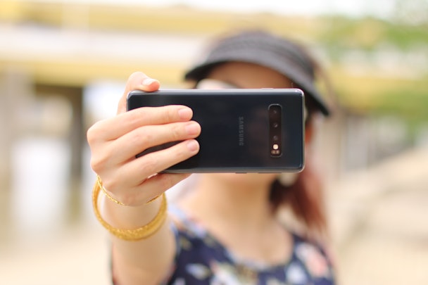Tailify on some of the go-to hacks behind taking a picture perfect selfie.