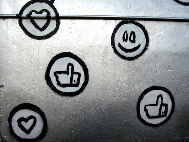Graffiti that looks like social media buttons