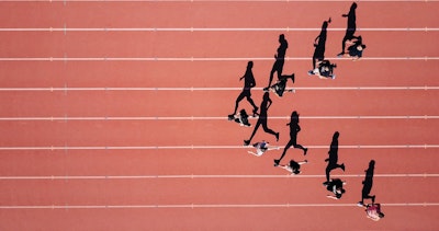 Runners on a track, seen from a bird's-eye view