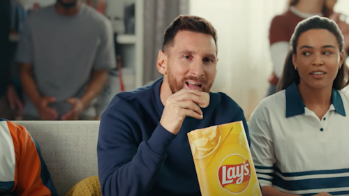messi eating lay's chips