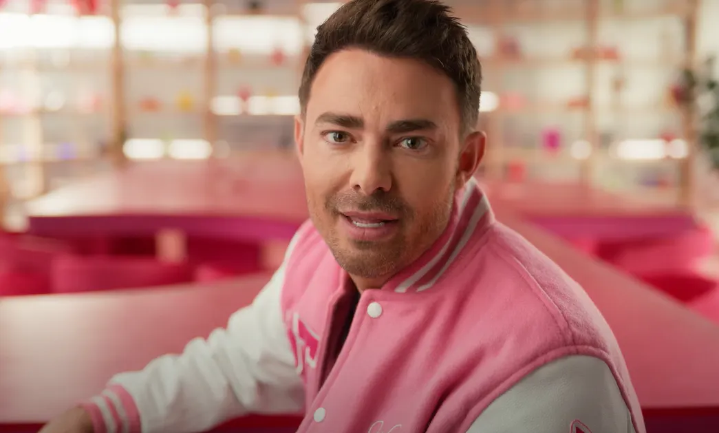 Tinder And Jonathan Bennett Expose Online Scammers On Mean Girls Day - Vimarsana News