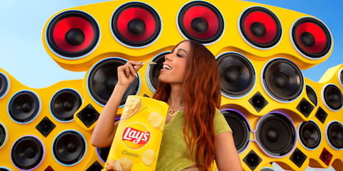anitta with lay's chips