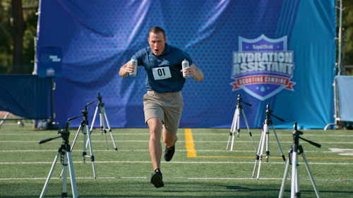 travis poulson running across a football field