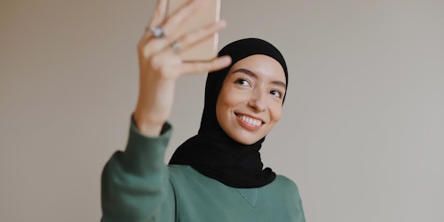 Woman holding up iPhone 6 in selfie mode
