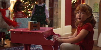 Little Girl playing piano in Amazon's Christmas ad