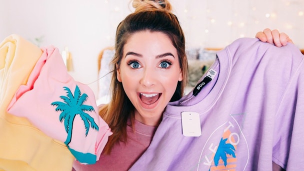 ZOELLA HOLDING COLOURFUL CLOTHES