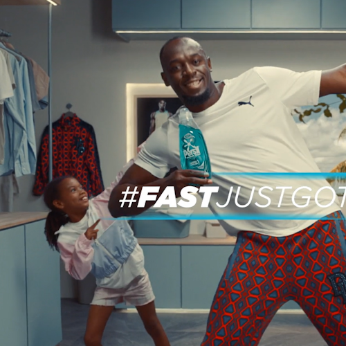 Usain Bolt doing a lightening bolt with two kids holding Persil washing detergent