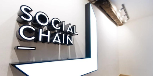 Social chain logo on a wall