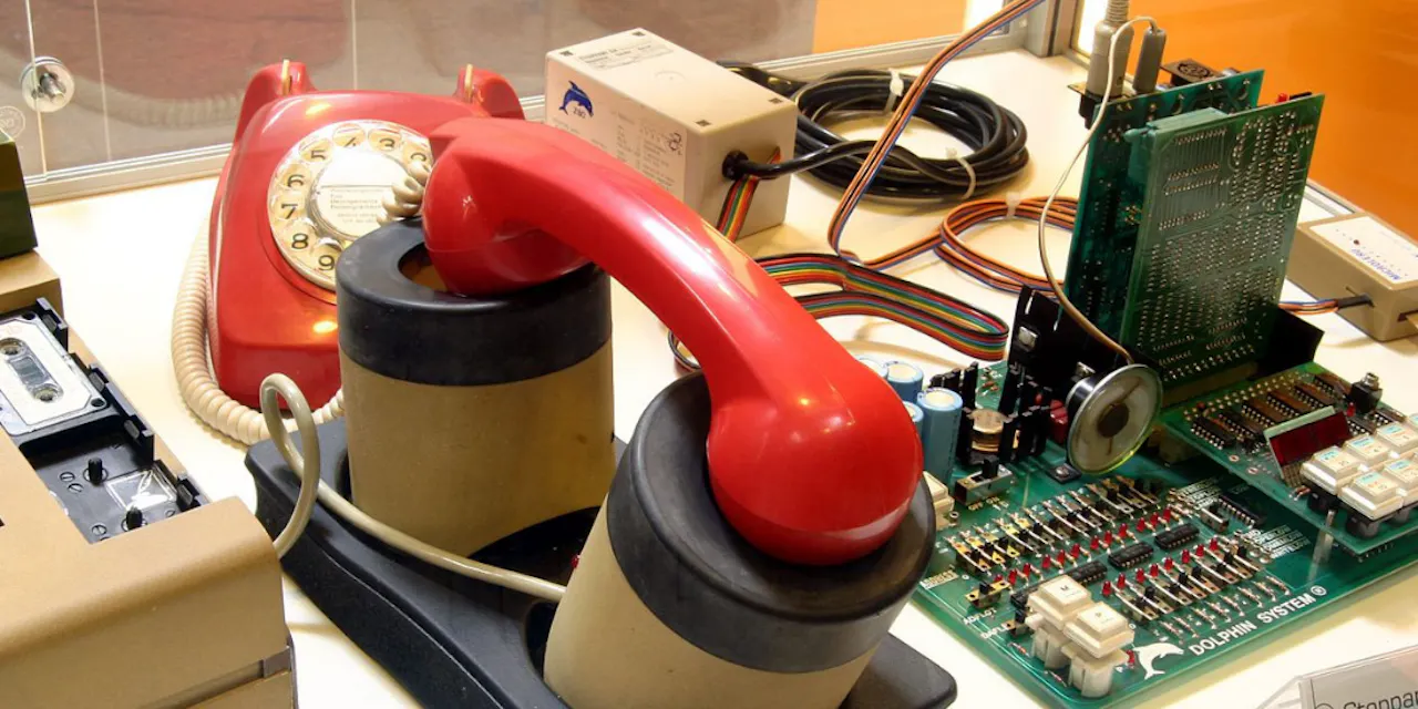 The sound of the dial-up modem (and other relics from the web's first ...