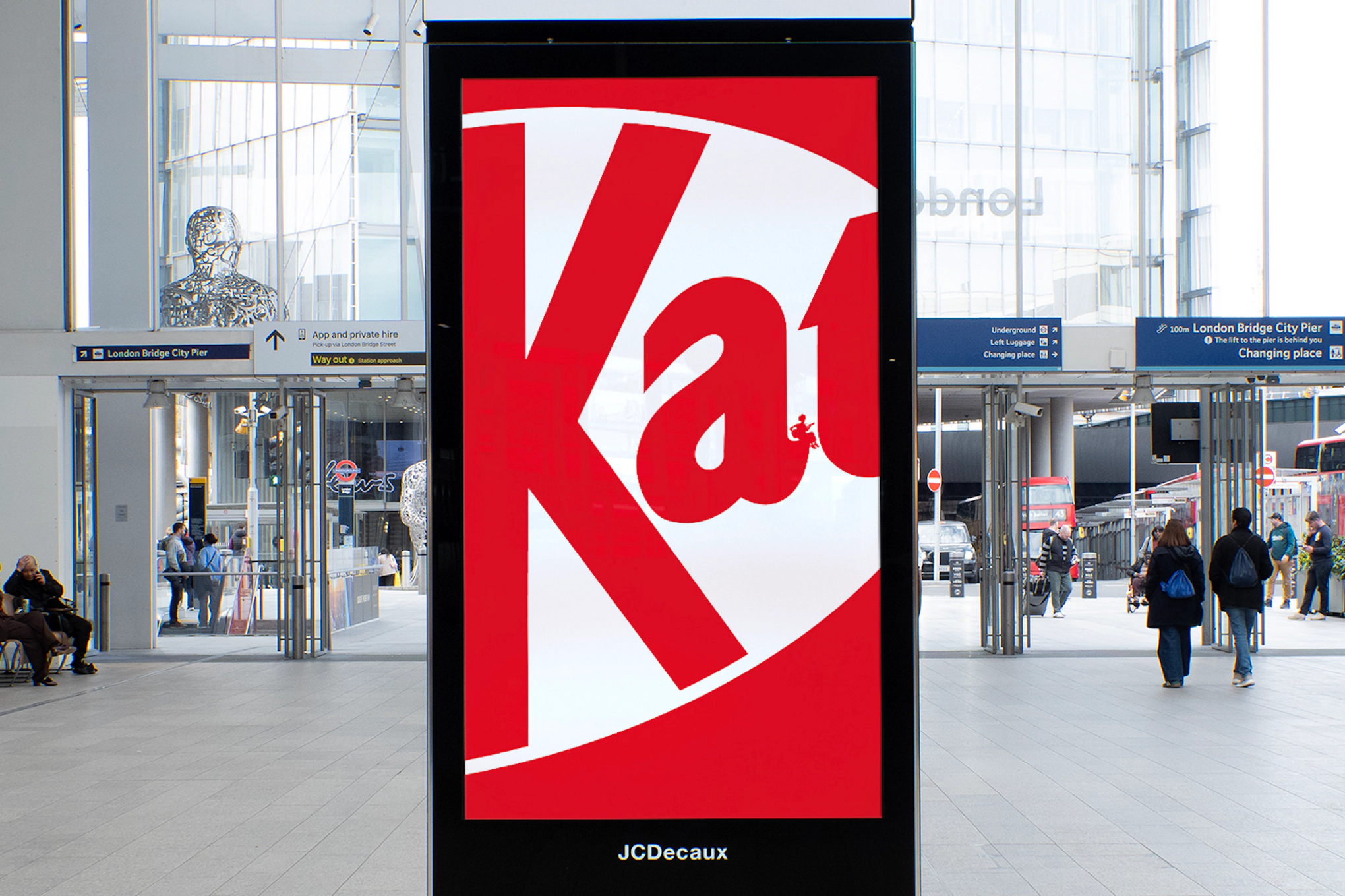 KitKat muestra solo fragmentos de su logo en esta acción OOH 2 little breaks strumming